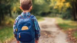 Un niño camino de clase