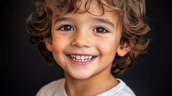 zinetmedia_Fotografa_nio_feliz_en_Zaragoza_--v_6.1_9d15e7c2-d5ae-49a8-ae42-cf8f1fdeea5e_2