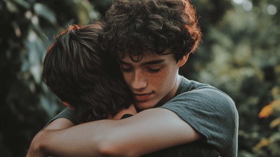 Dos amigos adolescentes se abrazan