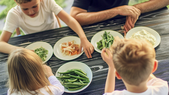 Familia comiendo