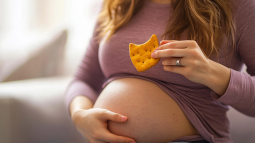 zinetmedia_Crea_una_imagen_de_una_embaraza_comiendo_un_snack__25d176fb-9059-4176-b34b-ac75764808fd_2