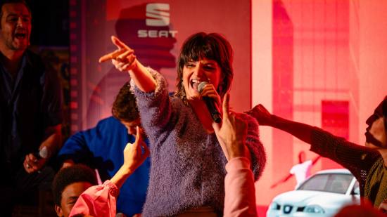 Salta-Conmigo-un-show-musical-que-celebra-el-40-aniversario-del-SEAT-Ibiza-y-que-revive-la-historia-de-la-música-espanola_HQ_05