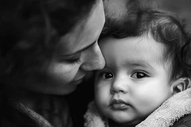Una imagen de una mujer son su hijo pequeño - Rubén García