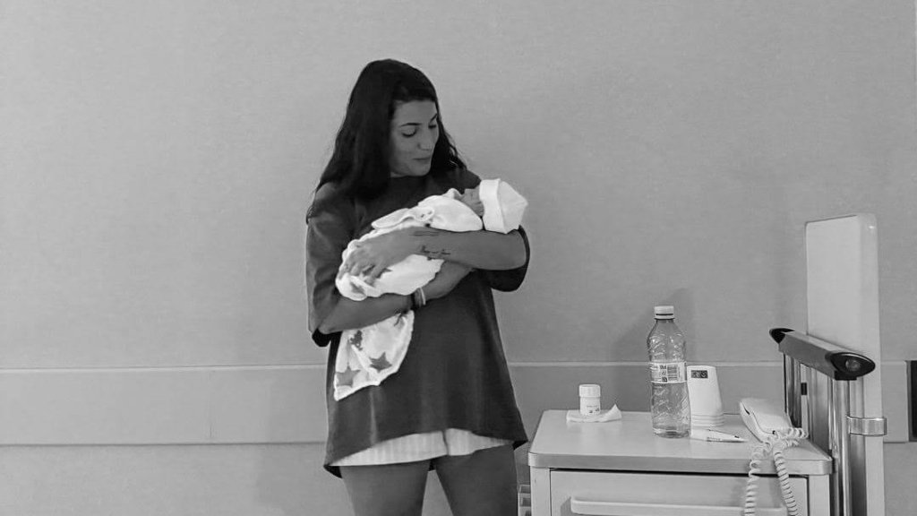 Alba Paúl, con su hija Aria en brazos