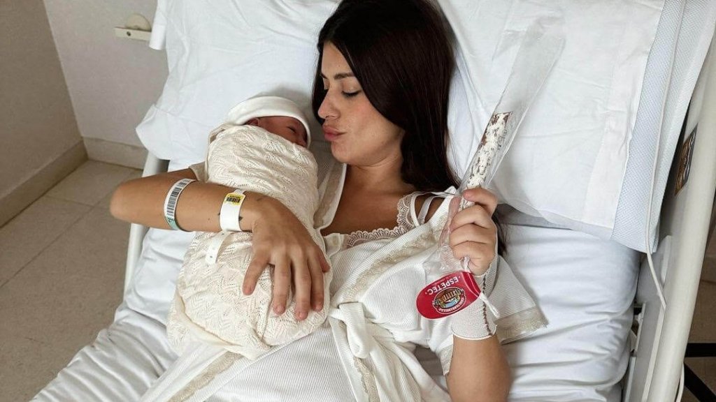 Dulceida, con su hija Aria y un fuet