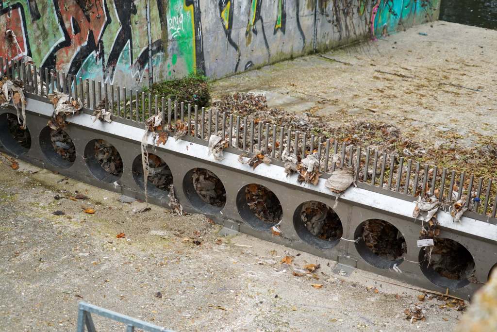 Sistema instalado en aliviaderos por el Canal de Isabel II para evitar que las toallitas de bebé lleguen al río (CAM)