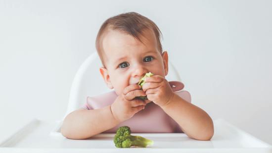 Bebé comiendo brócoli (Imagen: iStock)