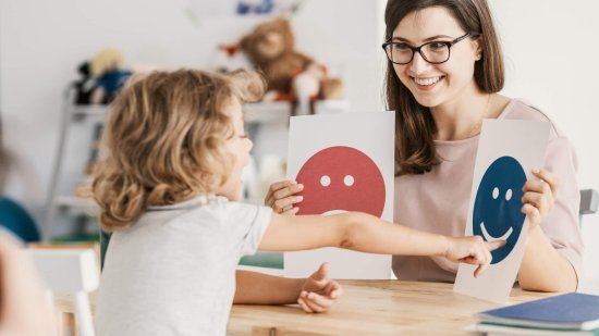 Una niña, trabajando el reconocimiento de las emociones (iStock)