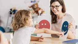 Una niña, trabajando el reconocimiento de las emociones (iStock)