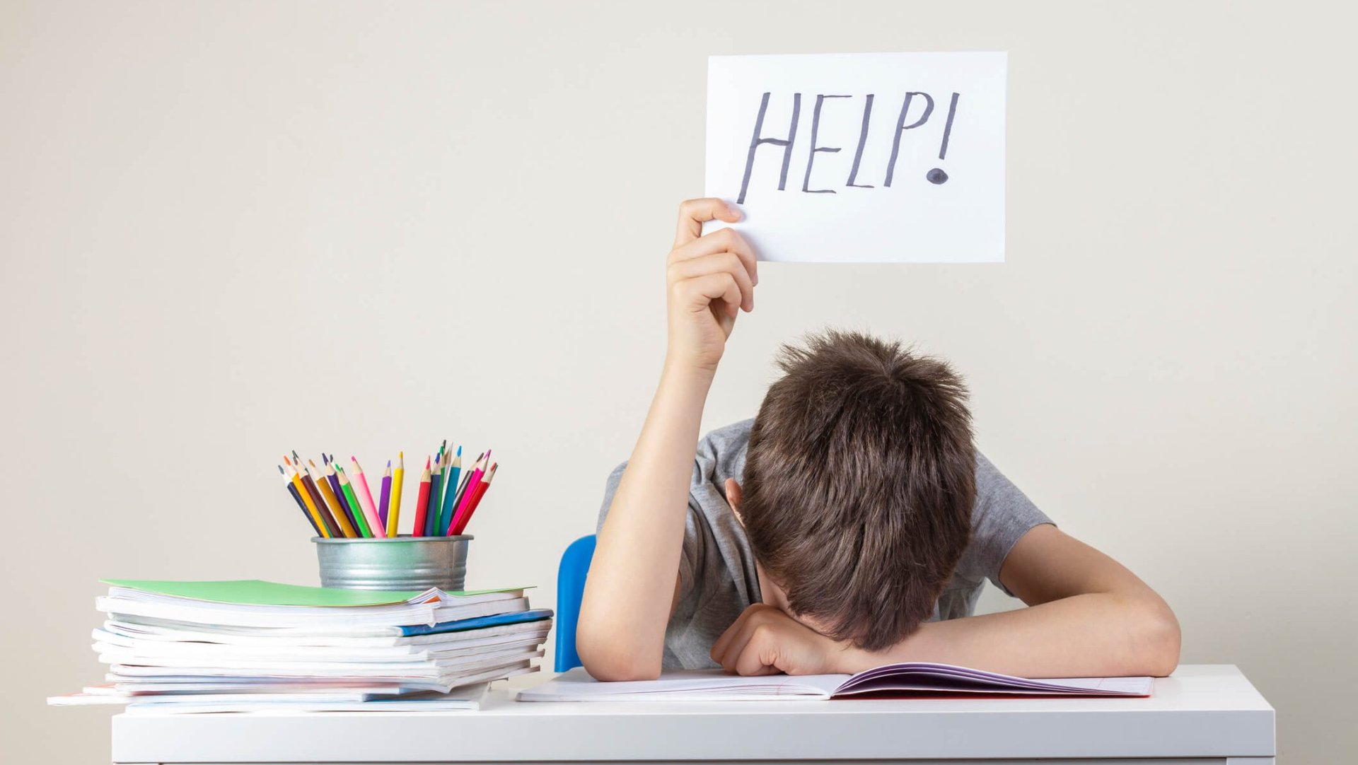 Un niño pide ayuda con los estudios