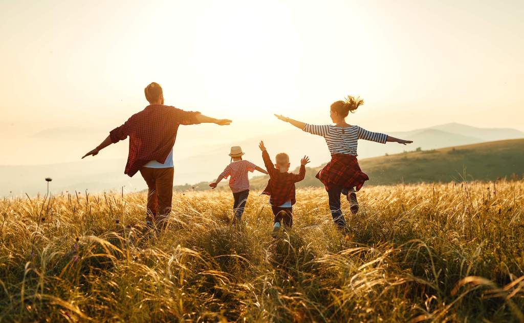 Una familia se libera al aire libre