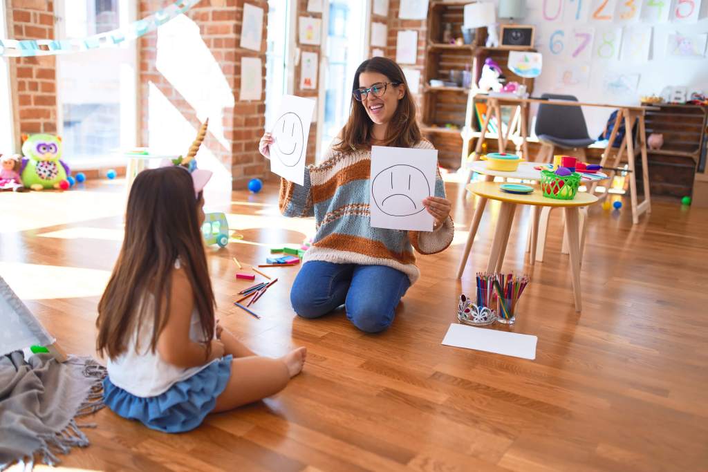 Una niña, trabajando el reconocimiento de las emociones