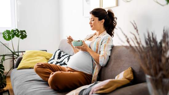 Una mujer embarazada comiendo un bowl vegetal (iStock)