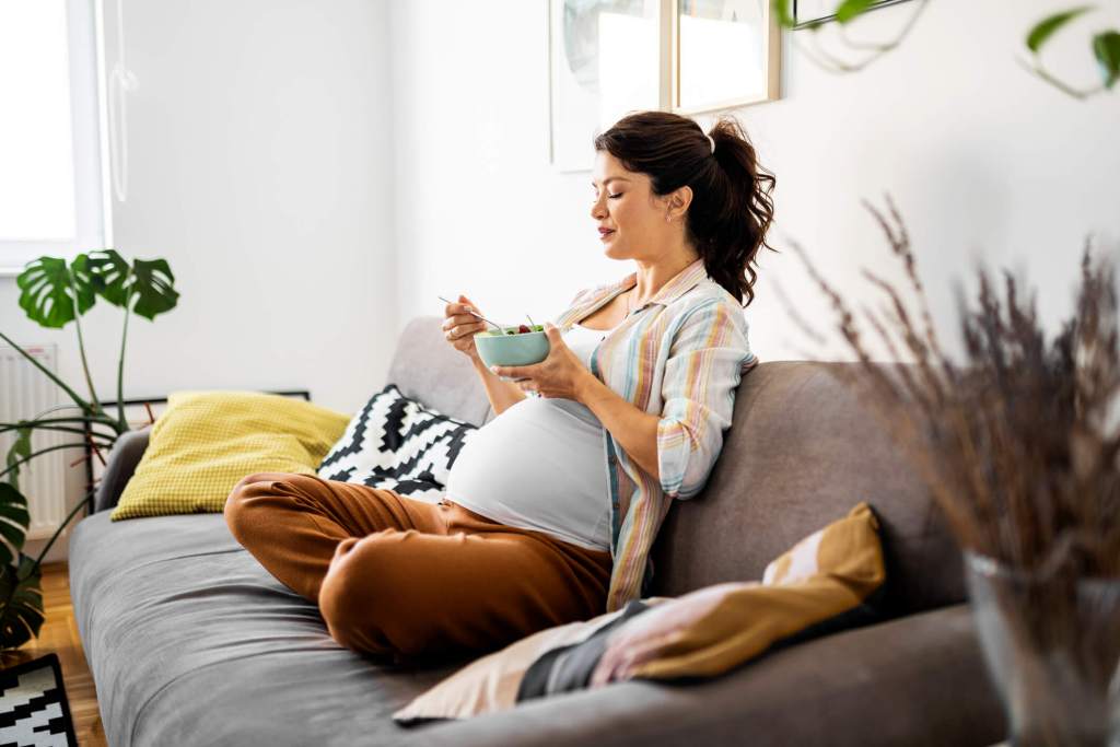 Una mujer embarazada comiendo un bowl vegetal (iStock)