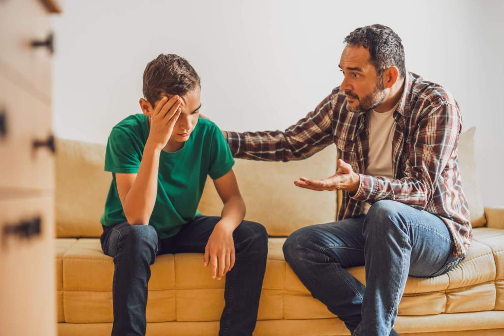 Padre e hijo discuten