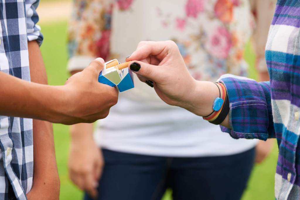 Adolescentes con un paquete de tabaco