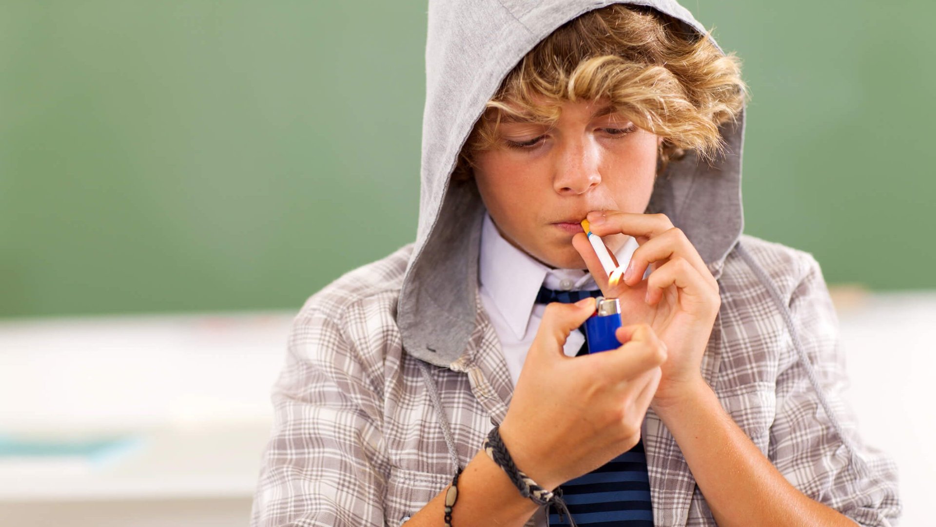 Un adolescente fumando