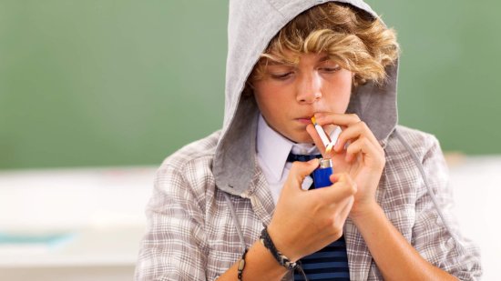 Un adolescente fumando