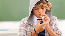 Un adolescente fumando