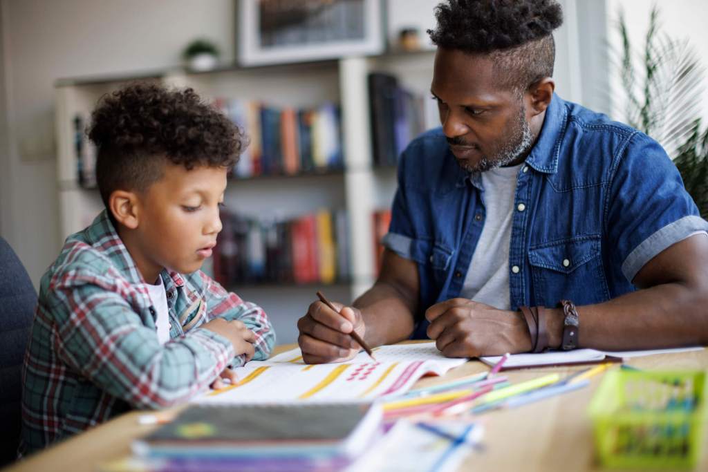 Padre e hijo, con los deberes
