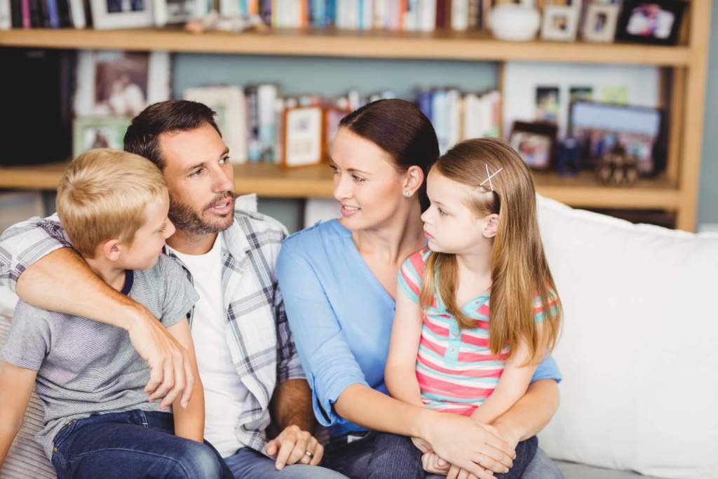 Una familia dialogando