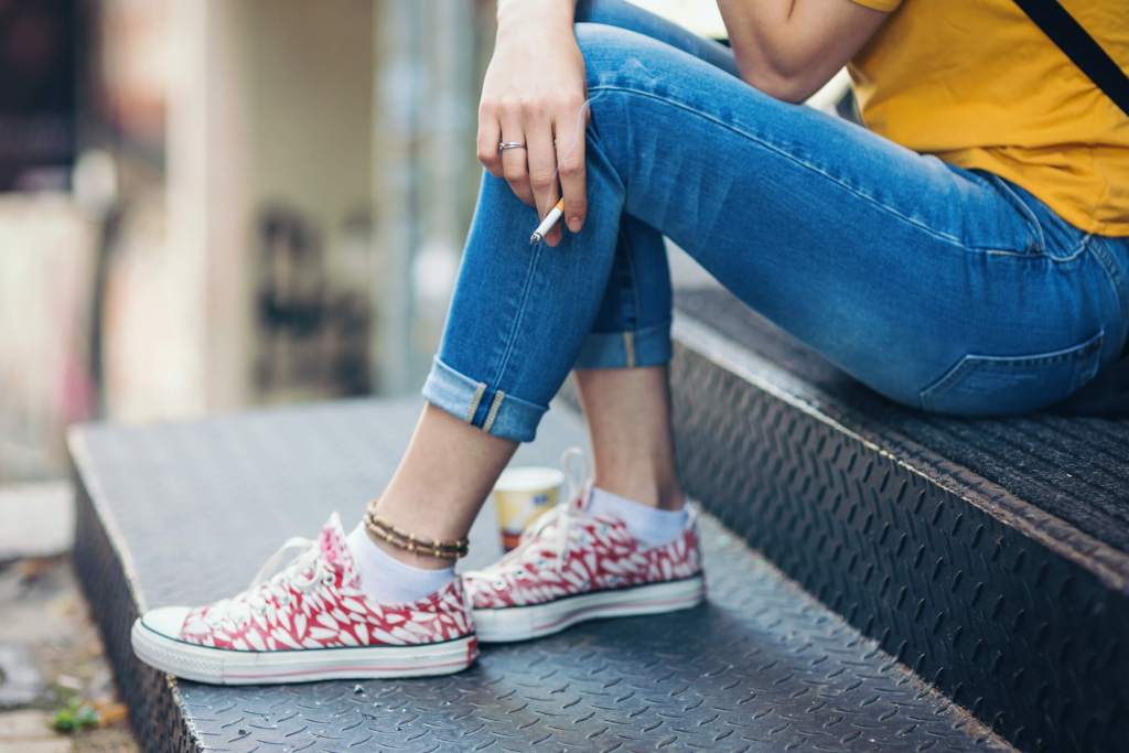 Una adolescente fumando