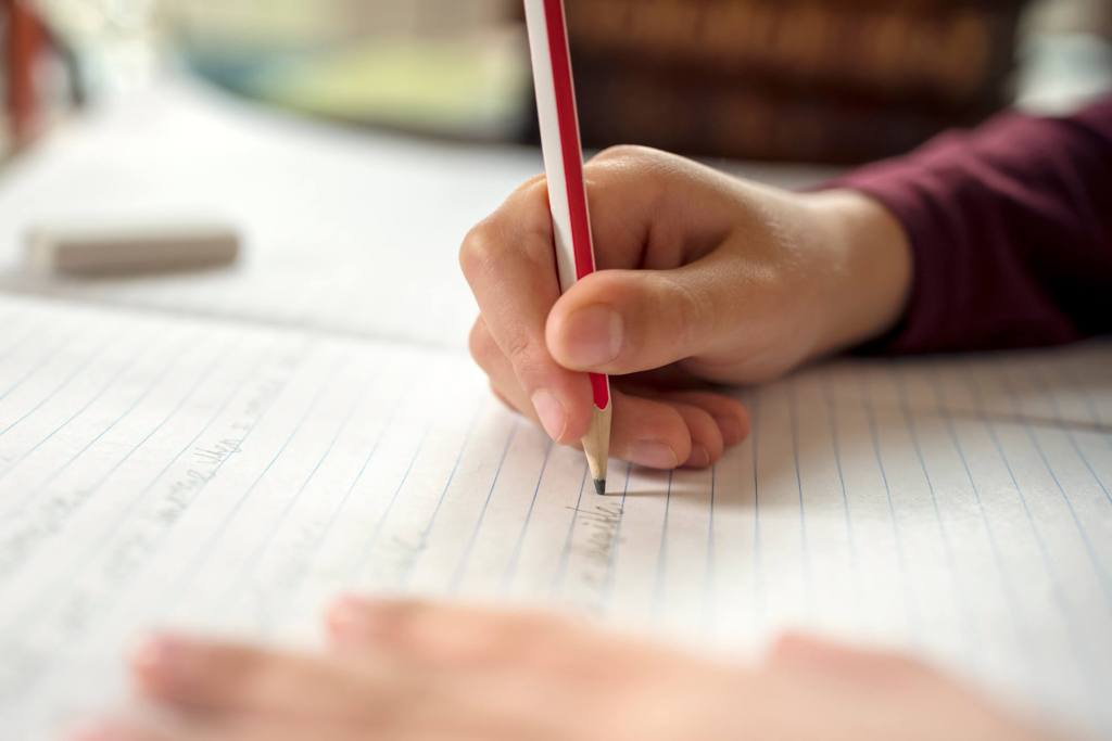 Un menor escribiendo