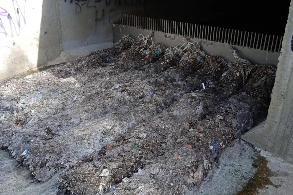 Cestas llenas de toallitas de bebé y otros residuos sólidos tirados por el retrete