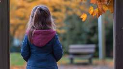 Una niña, de espaldas, en el parque