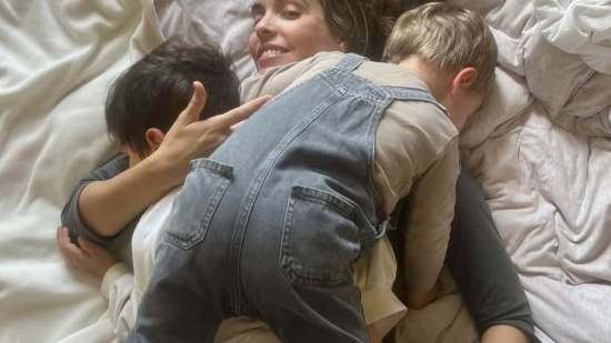 Ona Carbonell, con sus dos hijos, abrazados