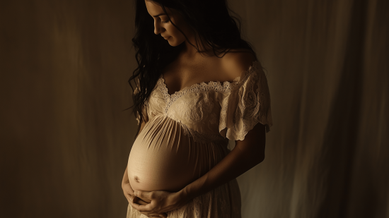Fotografía de estudio de una mujer embarazada