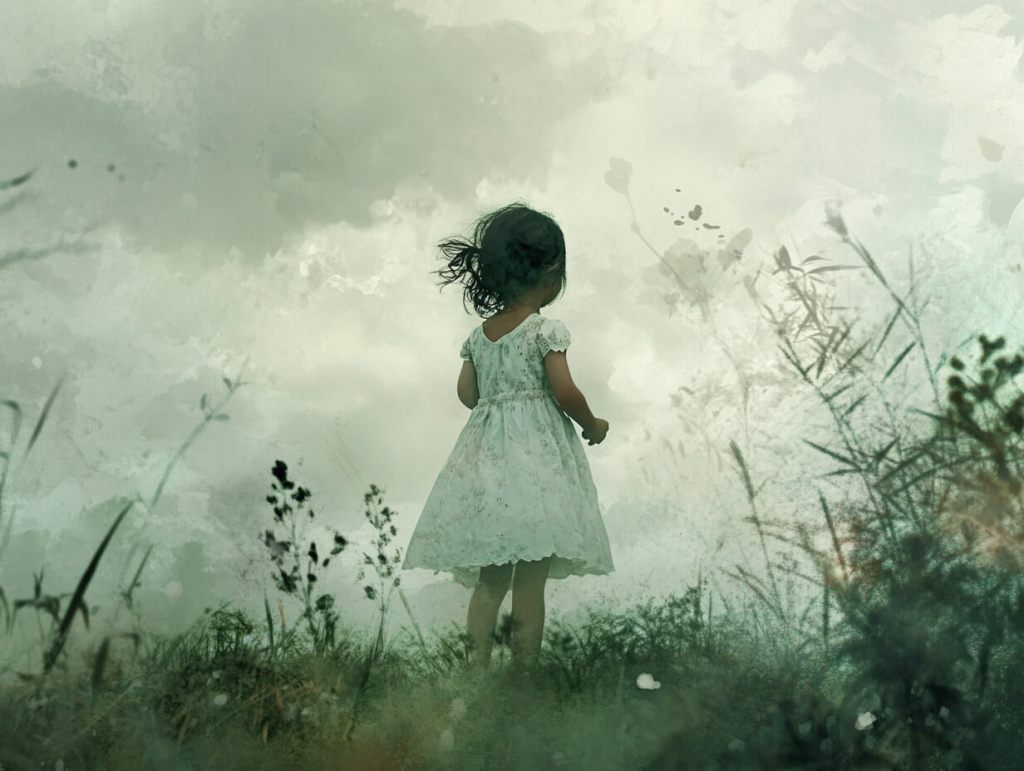 Una niña pequeña contempla el paisaje