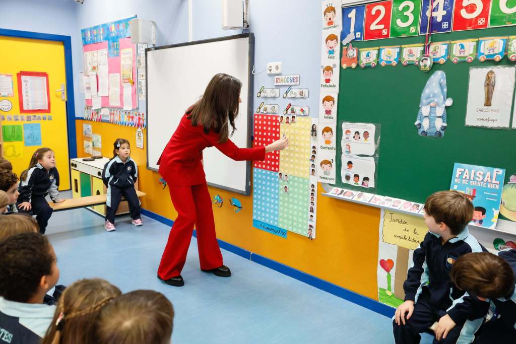 La reina Letizia, con el Animómetro en una clase de Educación Infantil