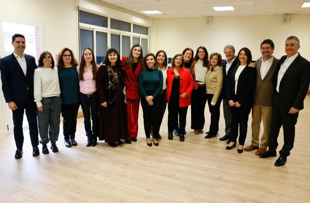La reina Letizia con los docentes del CEIP Cortes de Cádiz