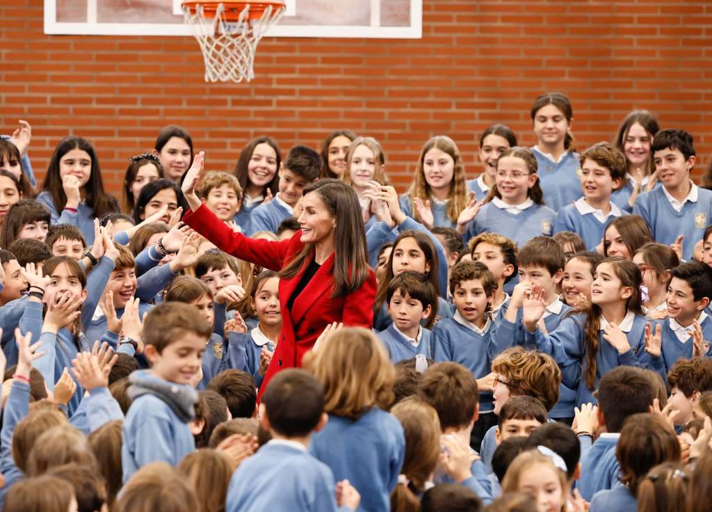 La reina Letizia, en un baño de masas con el alumnado del colegio