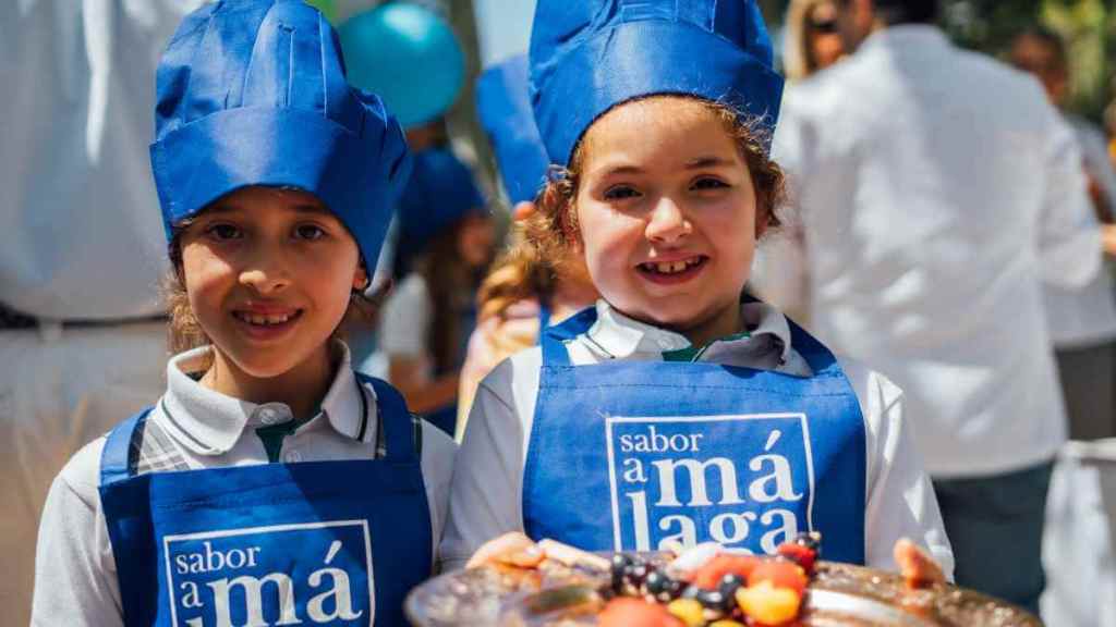Niños aprendiendo a cocinar sano en ChefsForChildren