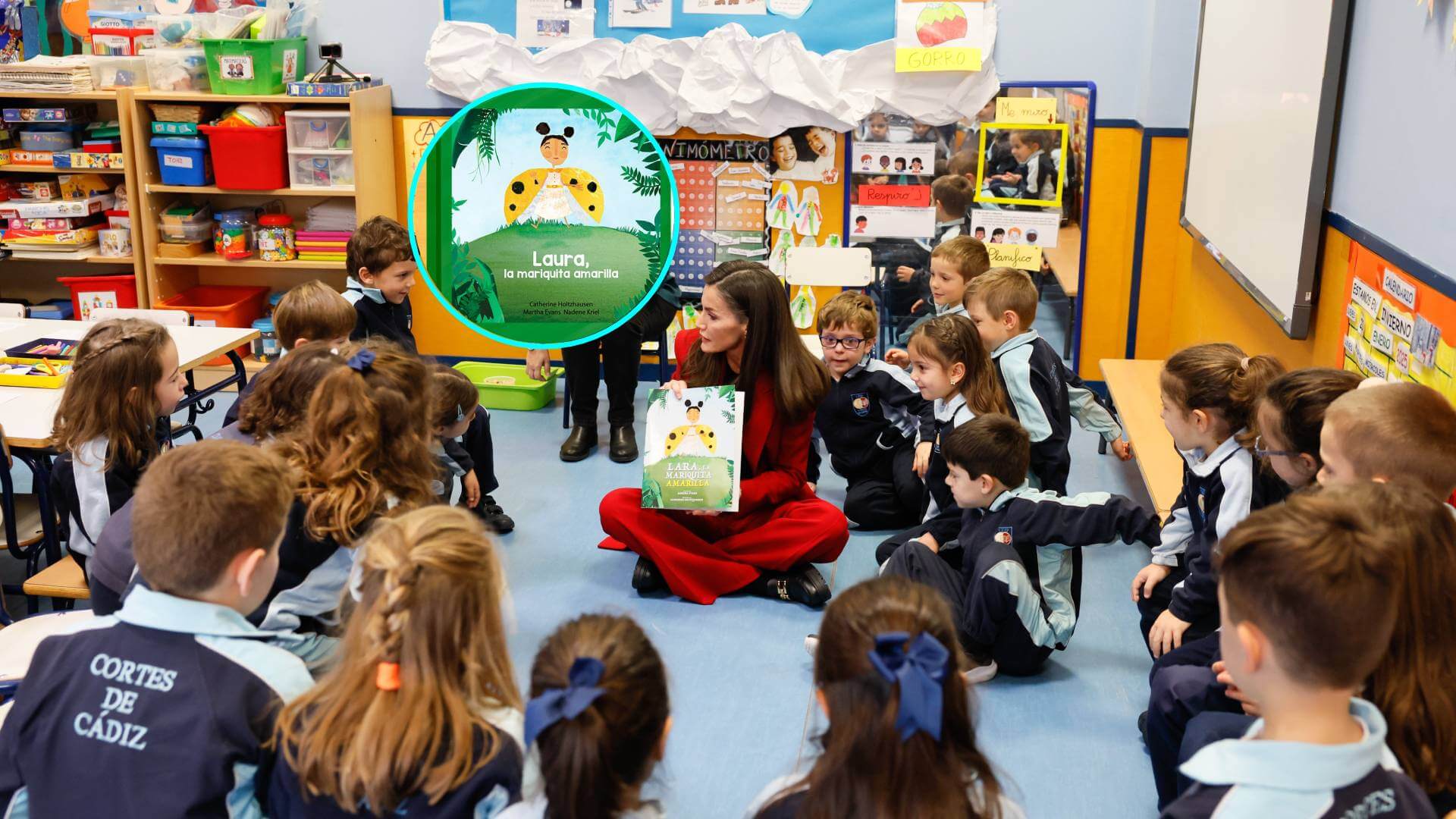 La reina Letizia lee un cuento en el colegio Cortes de Cádiz,. En detalle, el cuento elegido: 'La mariquita amarilla'.