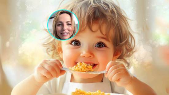 Un niño pequeño sonríe mientras come. En detalle, Lucía Mi Pediatra