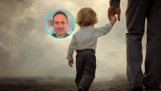 Un padre y su hijo, de la mano. En la imagen de detalle, Álvaro Bilbao.