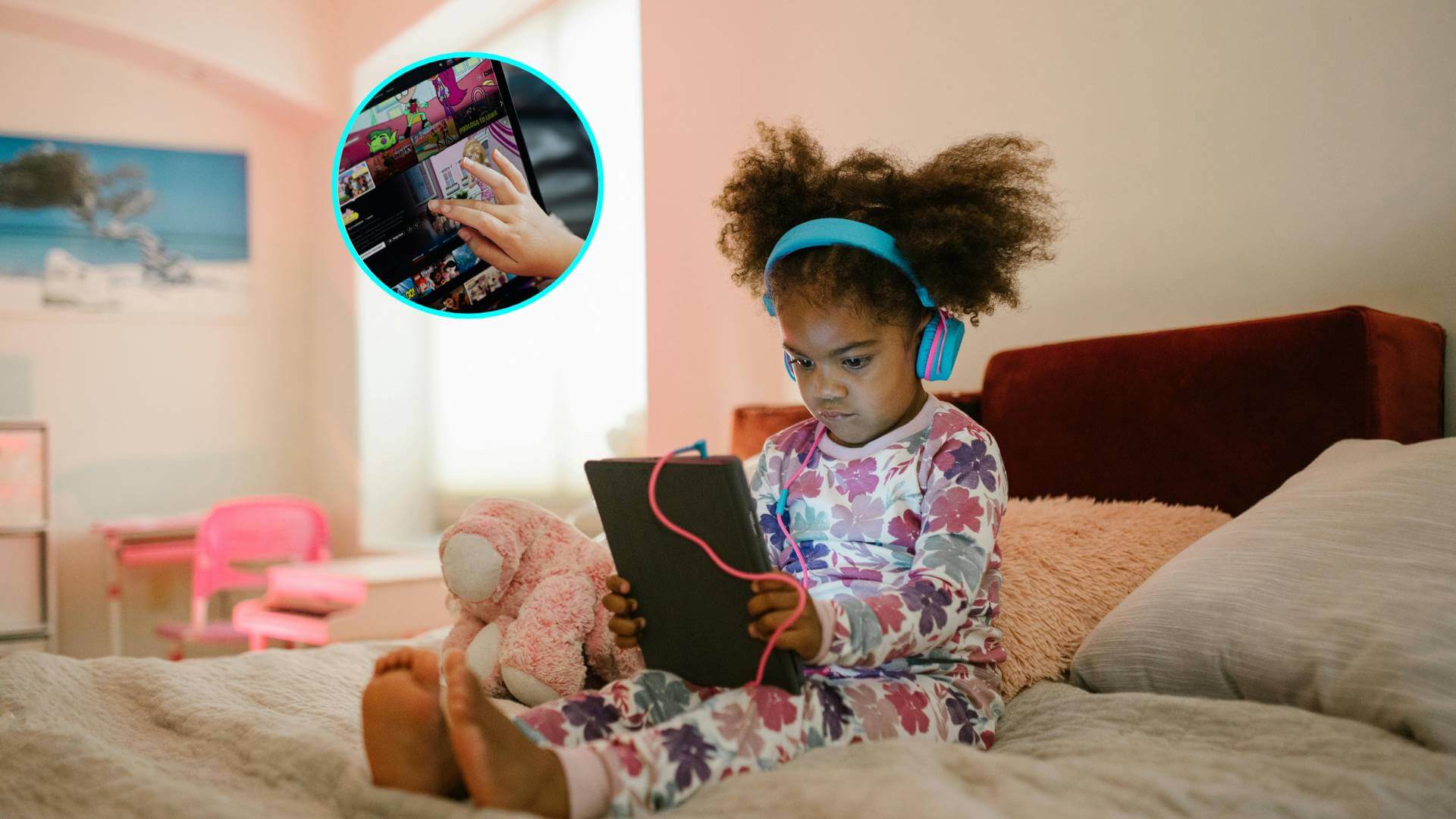 Una niña aislada con una tablet y casos. En detalle, uso de una pantalla