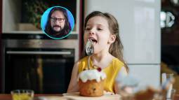 Una niña relamiendo una cuchara mientras come un producto azucarado. En la imagen de detalle, Alberto Soler