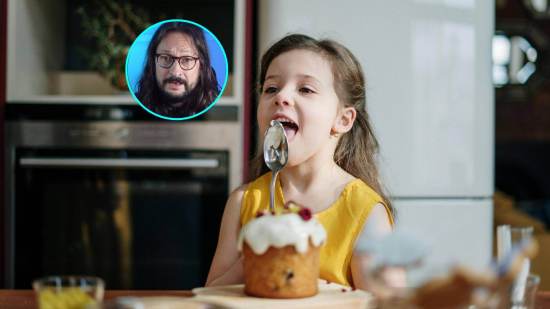 Una niña relamiendo una cuchara mientras come un producto azucarado. En la imagen de detalle, Alberto Soler