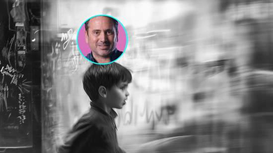 Un niño camina decidido por la calle en solitario. En pequeño, Álvaro Bilbao.