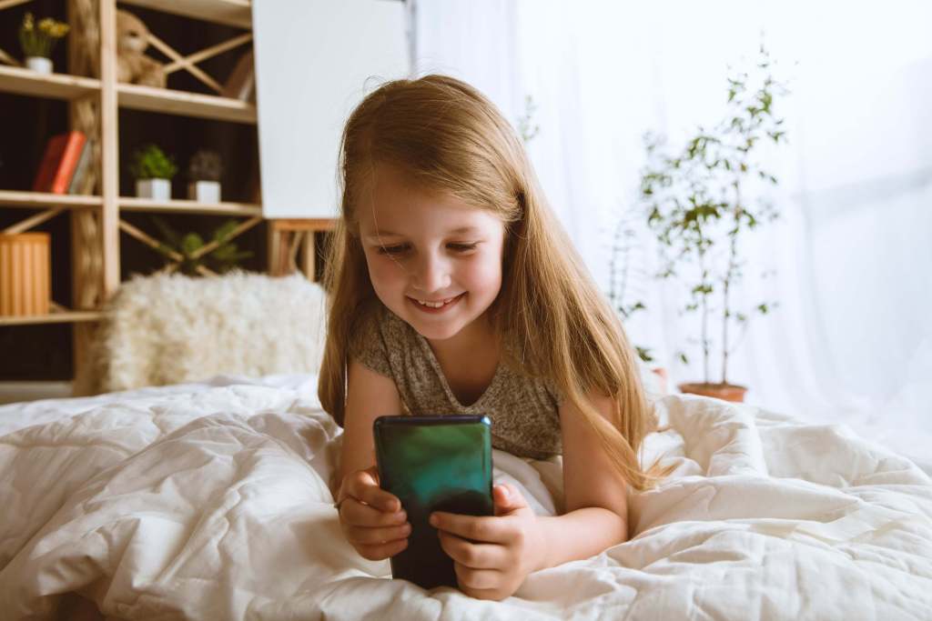 Una niña con el teléfono móvil