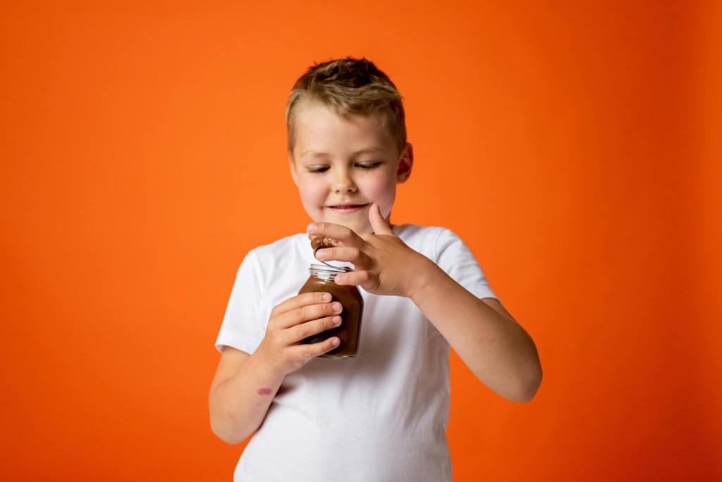 Un niño comiendo dulce