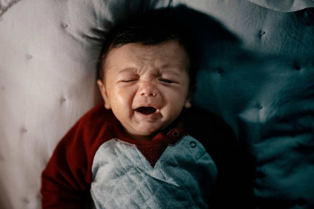 Un recién nacido llora desconsoladamente
