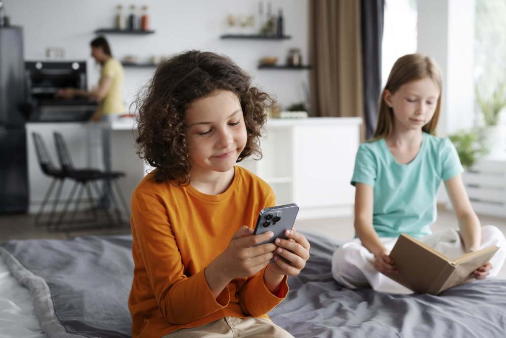 Una niña no juega con su amiga por mirar el móvil