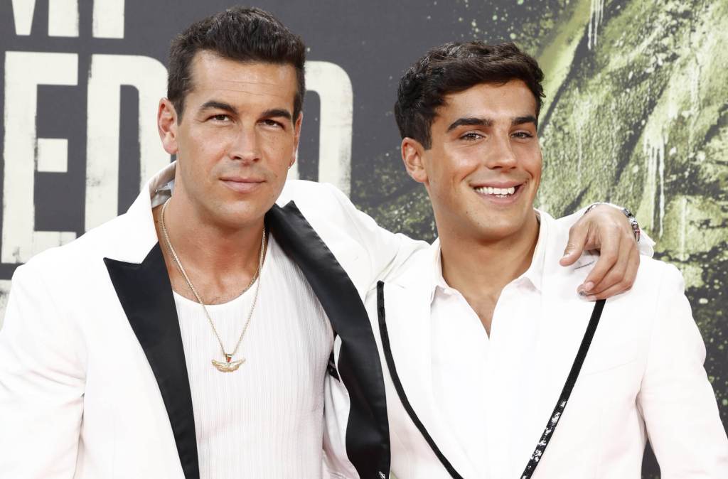 mario casas padres familias