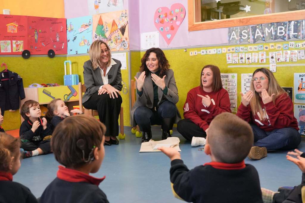 La presidente de la Comunidad de Madrid, Isabel Díaz Ayuso, en un colegio de la región