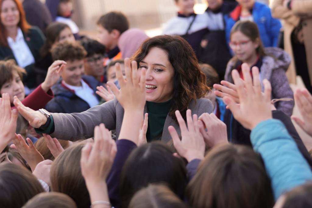 Isabel Díaz Ayuso durante la visita a un colegio madrileño